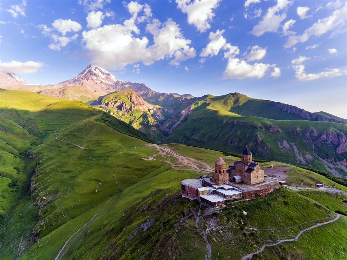 Blick auf Kazbek und Gergeti-Kirche, Georgien