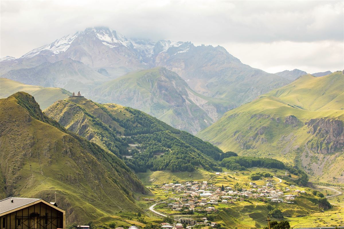 Blick auf die Kaukasus-Bergwelt und den Kazbegi
