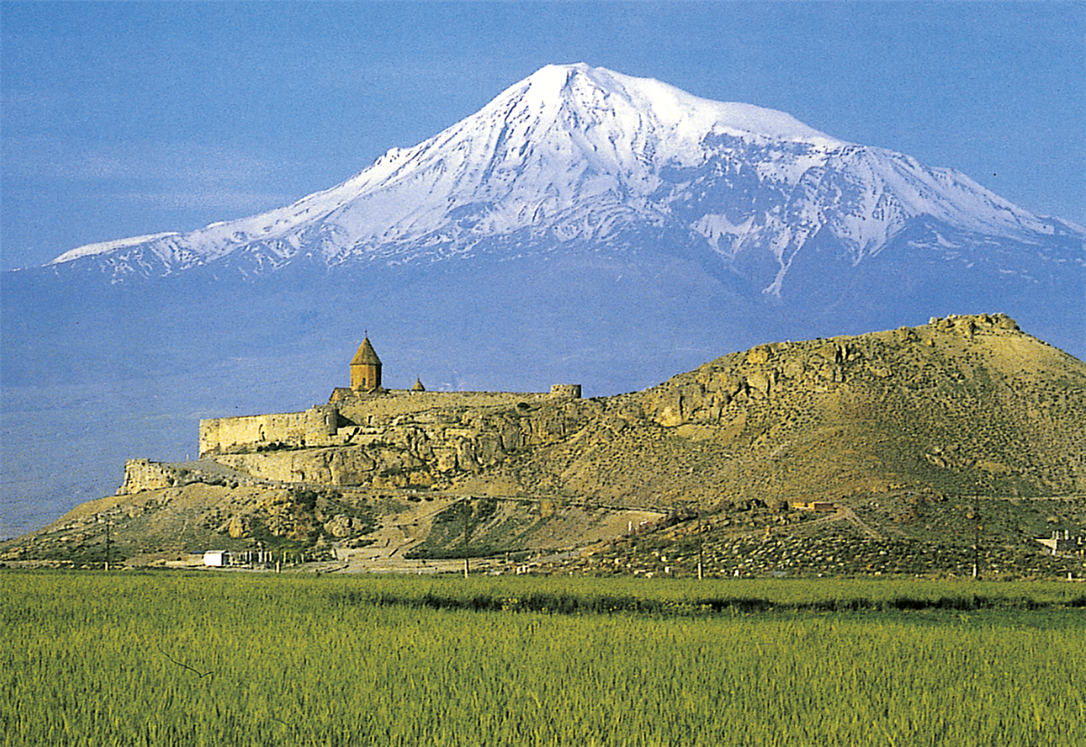 Das Kloster Chor Wirab vor dem Panorama des Ararat