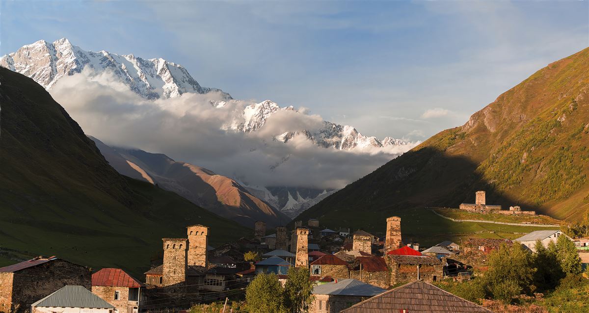 Das Dorf Ushguli, Swanetien, in der Abendsonne