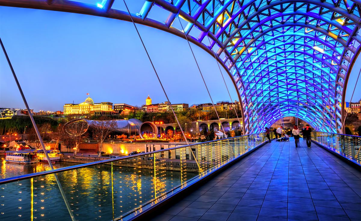 Friedensbrücke und Präsidentenpalast in Tiflis, Georgien