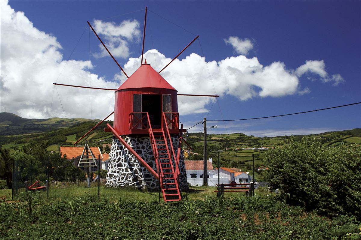 Azoren, typische Windmühle auf der Insel Faial
