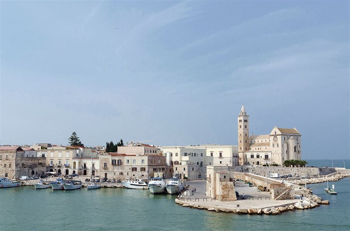 Küstenstadt Trani mit der großen Kirche