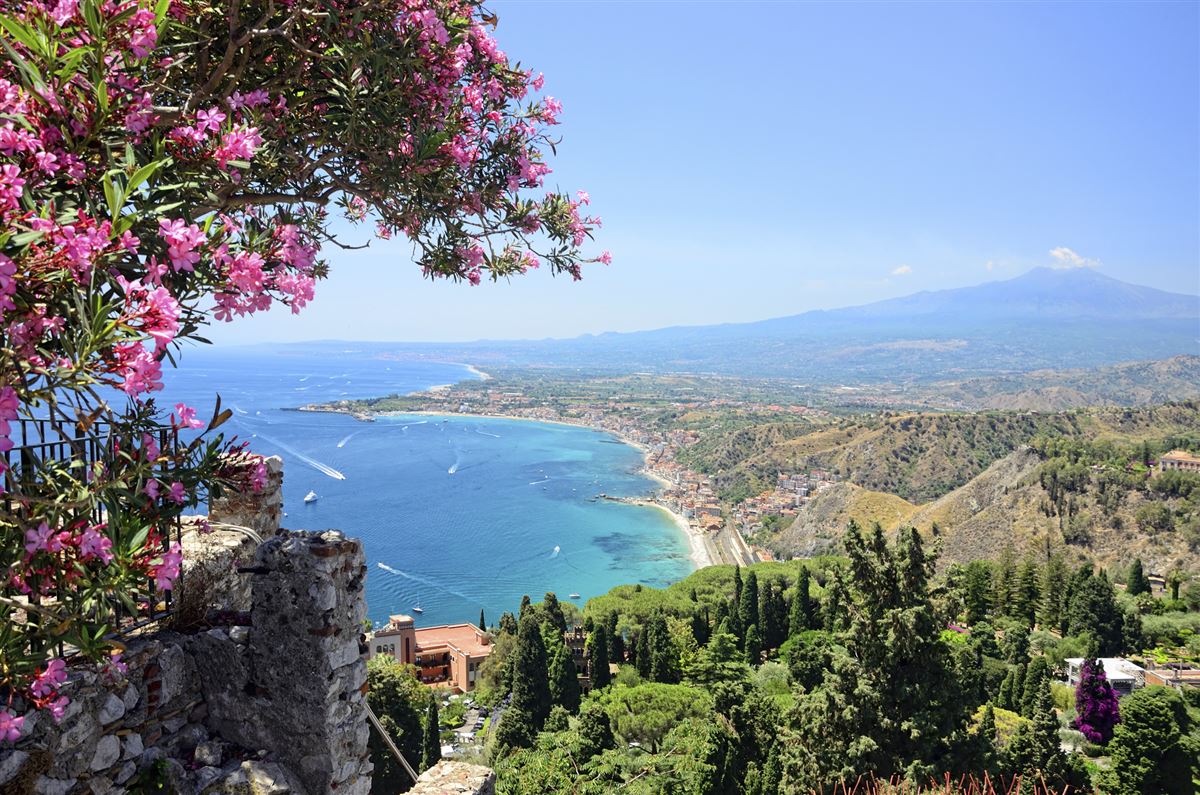 Blick von Taormina auf Bucht und Ätna