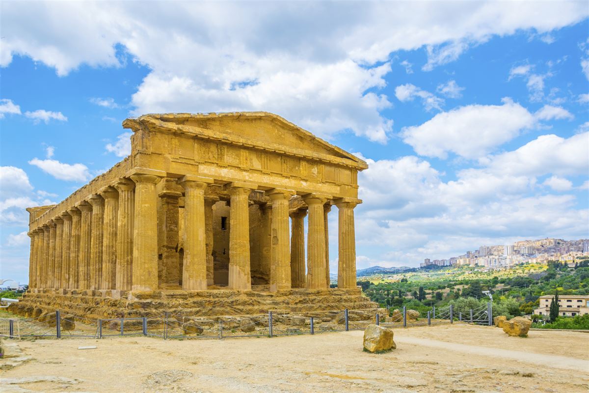 Blick auf den Concordia-Tempel im Tal der Tempel in der Nähe von Agrigento in Sizilien, Italien